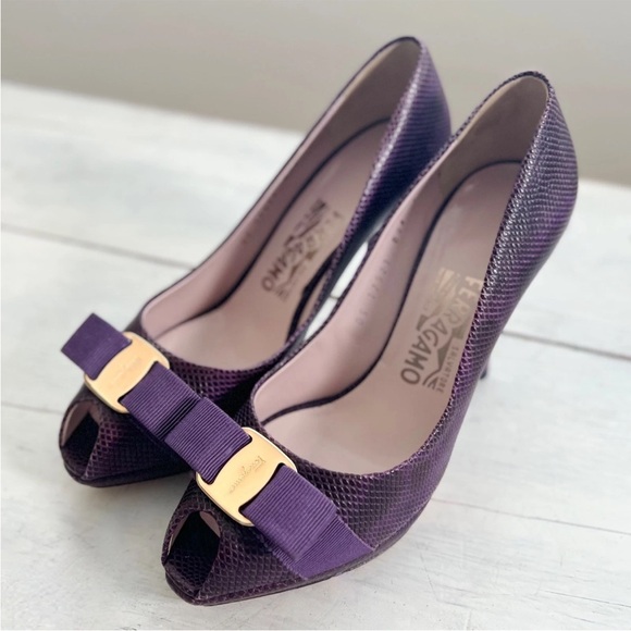 Salvatore Ferragamo Gilia Peep Toe Snake Embossed Bow Heel Size 7 Purple Gold - Picture 9 of 15